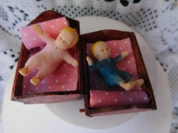 2 babies wood bed c